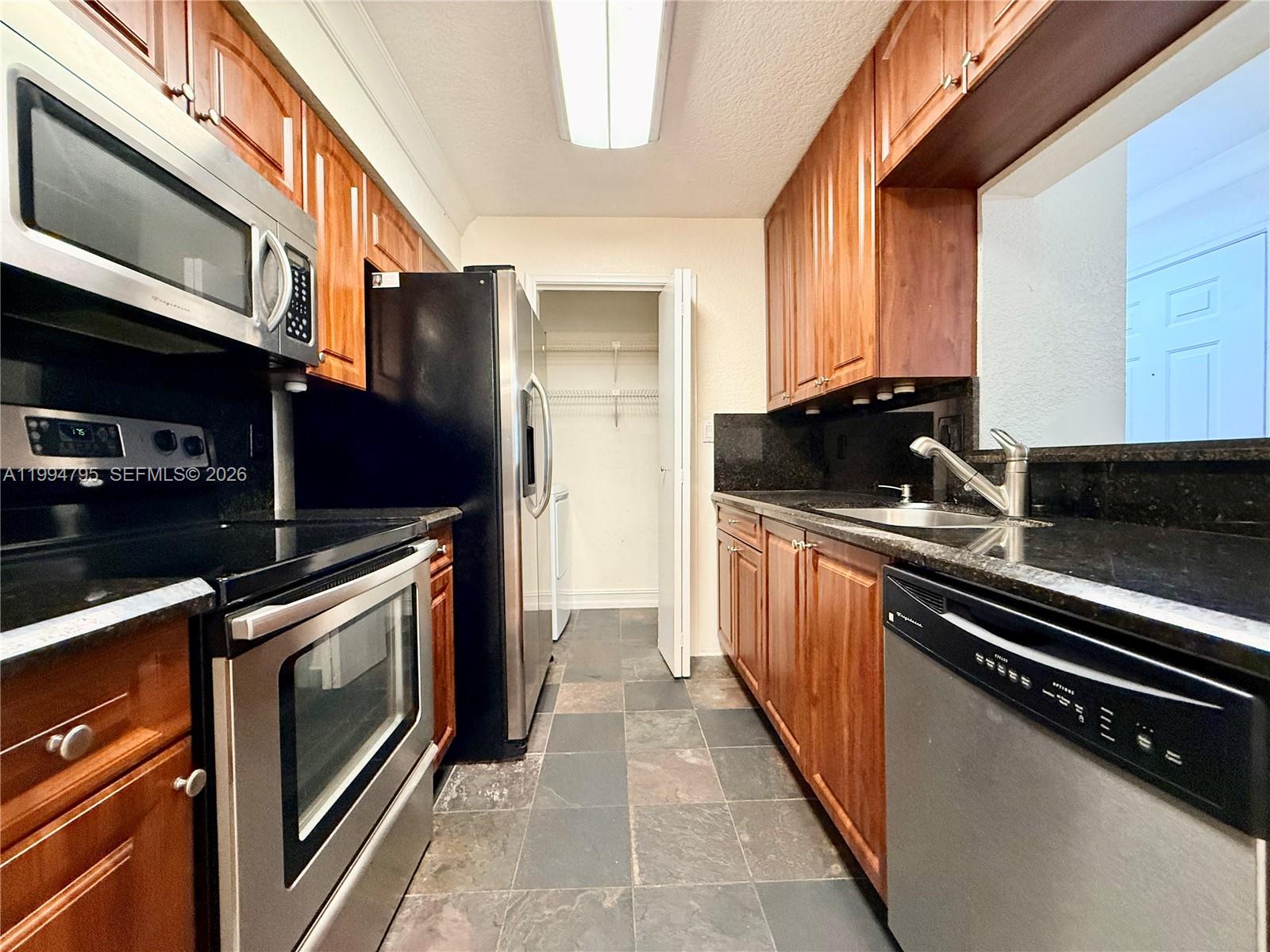 SAVANNAH AT RIVERSIDE CON - Residential