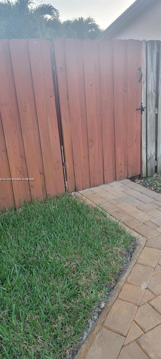 Full apartment with private entrance and garden entrance! Includes all utilities! In the heart of Pembroke Lakes, close to malls and shopping 3 blocks from Publix on Hiatus and Taft.