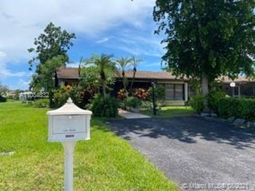 LOVELY 55+ VILLA FOR RENT IN DELRAY, 10 MINUTE DRIVE FROM THE BEACH. TWO BEDS, 2 BATHS, FLORIDA ROOM, SPACIOUS KITCHEN, WASHER/DRYER AND PATIO. ACCESS TO TWO COMMUNITY POOLS, GYM, TENNIS COURTS AND ACTIVE CLUBHOUSE. WATER IS INCLUDED IN MONTHLY RENT.