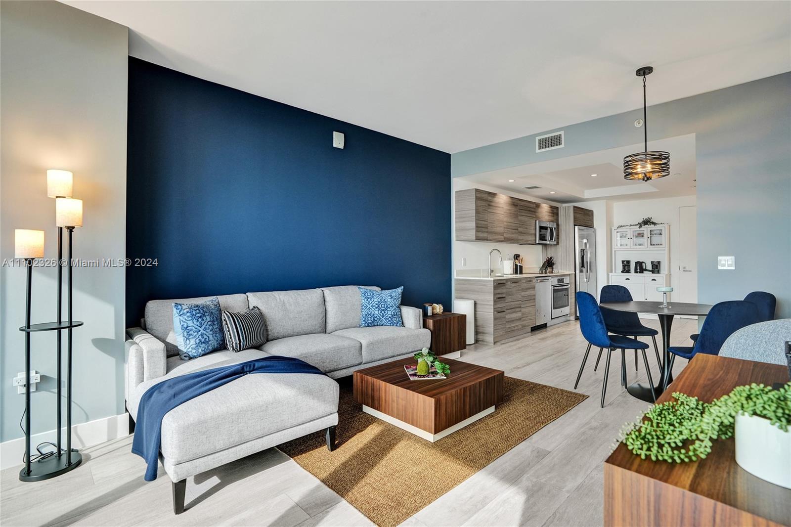 121 NE 34th St 2906