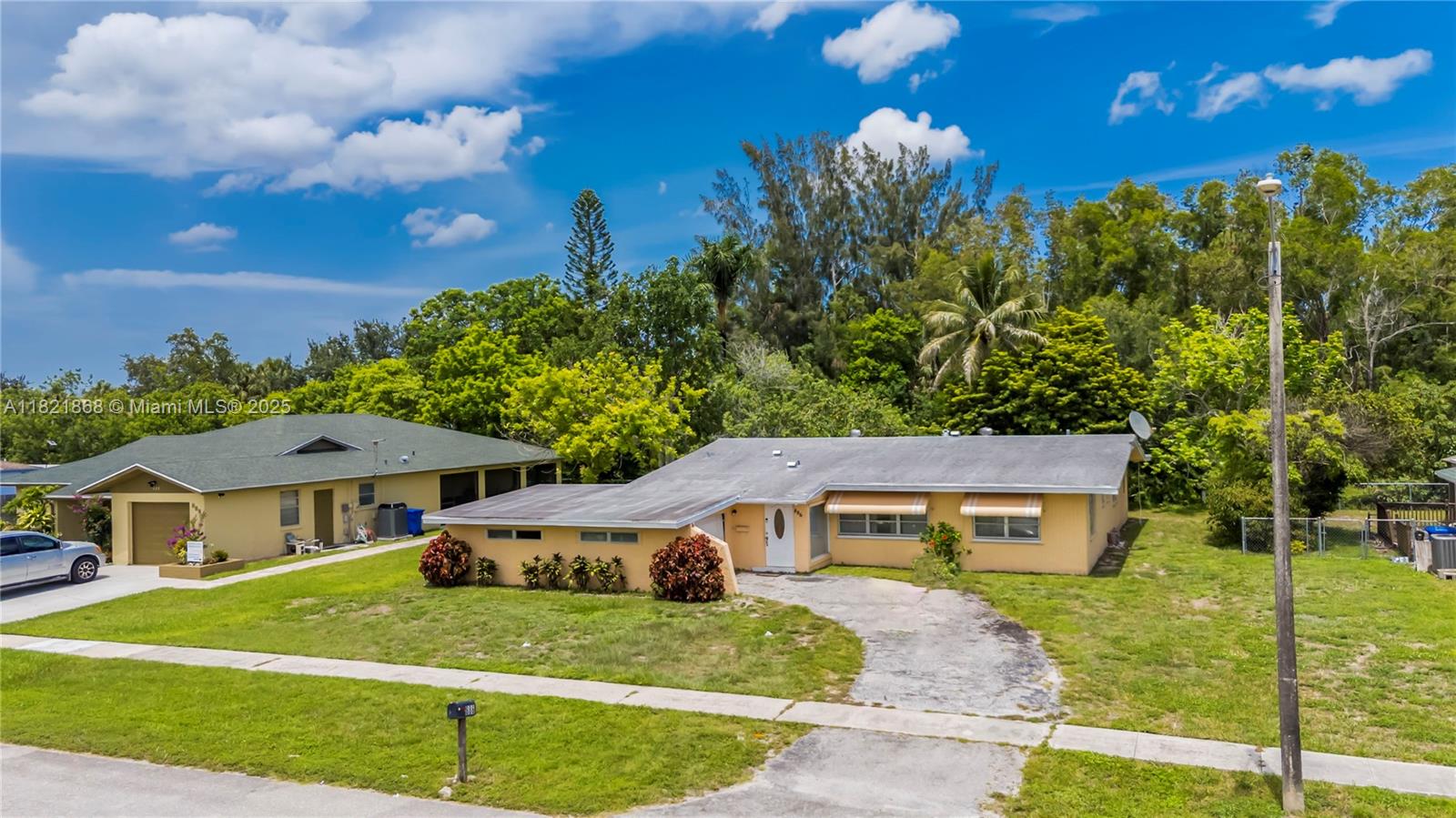 886 Camellia Dr