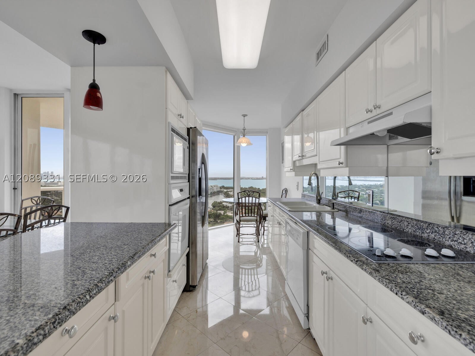 4779 Collins Ave 2805
