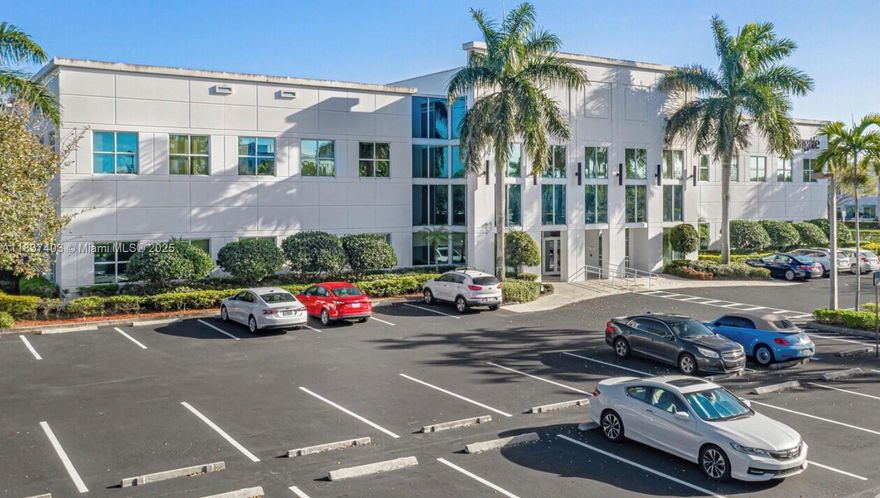 Great office on the first floor. Beautiful and renovated building In Boca Raton. Great Layout and great access from any high way.
