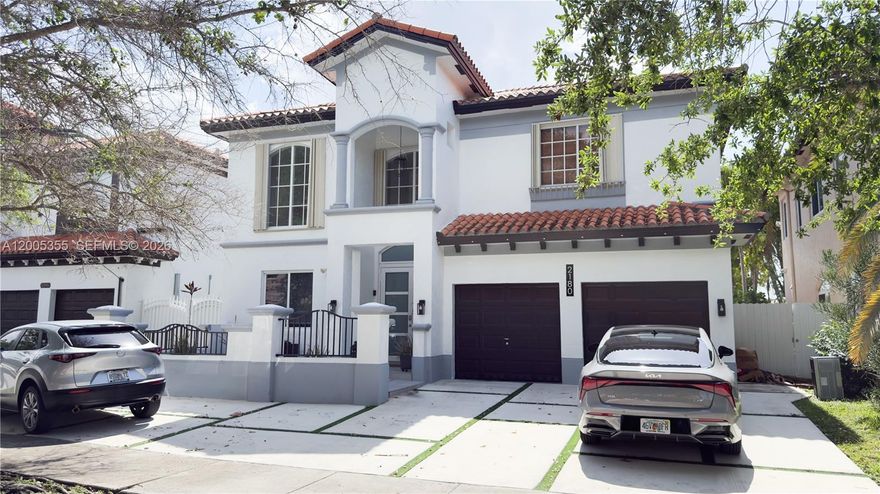 Beautiful, impeccably maintained lakefront two-story home in a highly desirable neighborhood. Features 4 bedrooms and 3 bathrooms, including one bedroom and full bath on the first floor. Elegant living and dining area with double-height ceilings, plus an open kitchen with stainless-steel appliances overlooking the family room and breakfast nook.
Tile floors downstairs and wood floors upstairs. Spacious primary suite with two walk-in closets and a spa-style bathroom. Includes a 2-car garage and ample driveway parking.
Conveniently located near top-rated schools and shopping. No HOA. Not gated