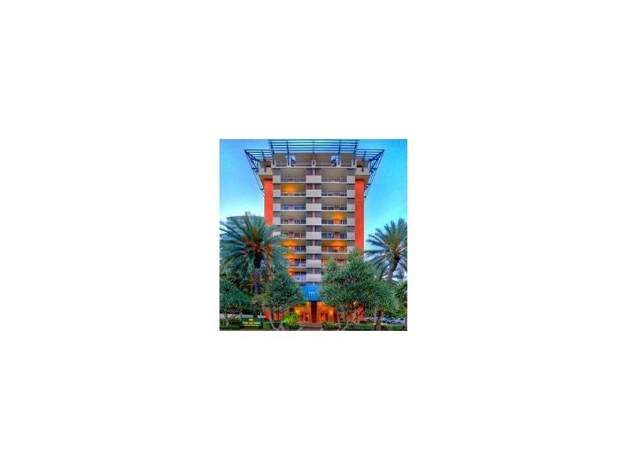 Live in a  beautiful, bright and spacious 1 bedroom condo in the heart of Coconut Grove at the historic MUTINY.  Walk to parks,  run under beautiful tree canopies,  ride a bike thru some of Miami most beautiful areas,  go sailing on beautiful Biscayne Bay  across the street!   Enjoy great restaurants within walking distance,  Shopping, and  movie. No need to drive enjoy great public transportation to Coral Gables, Brickell, Key Biscayne, Downtown and South Beach. Unit will be  Available June 15