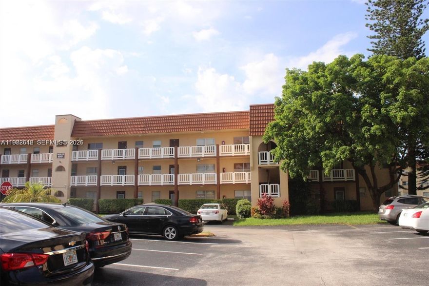 BEAUTIFUL 2/2 CONDO LOCATED AT SUNRISE LAKES, PHASE 3, FIRST FLOOR, +55 COMMUNITY, SELLER VERY MOTIVATED