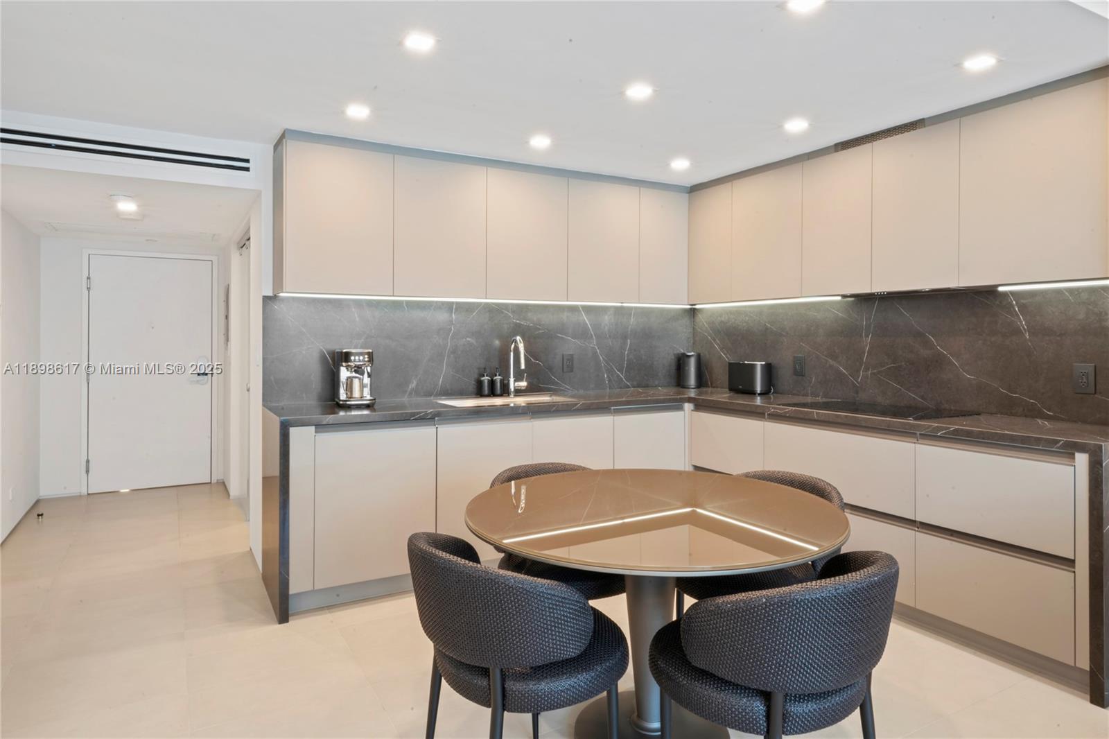 2301 Collins Ave 1005