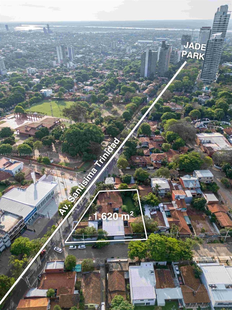 Commercial Lot for Sale in Mburucuyá Neighborhood, Asunción – Premium ,Unique Opportunity! A 1,620m² commercial lot is for sale, strategically located on Av. Santísima Trinidad and Dr. Camacho Duré, in the exclusive Mburucuyá neighborhood of Asunción.
Main Features:
• Area: 1,620m², ideal for large-scale real estate developments.
• Zoning: Suitable for constructing high-rise buildings with no height limits, shopping malls, commercial centers, corporate offices, and high-end residential projects.
• Prime Location: High-value area with direct access to major avenues and services, surrounded by businesses, luxury residences, and modern developments.
• Land Conditions: Located in a high and non-floodable zone, ensuring safety and stability for any construction.