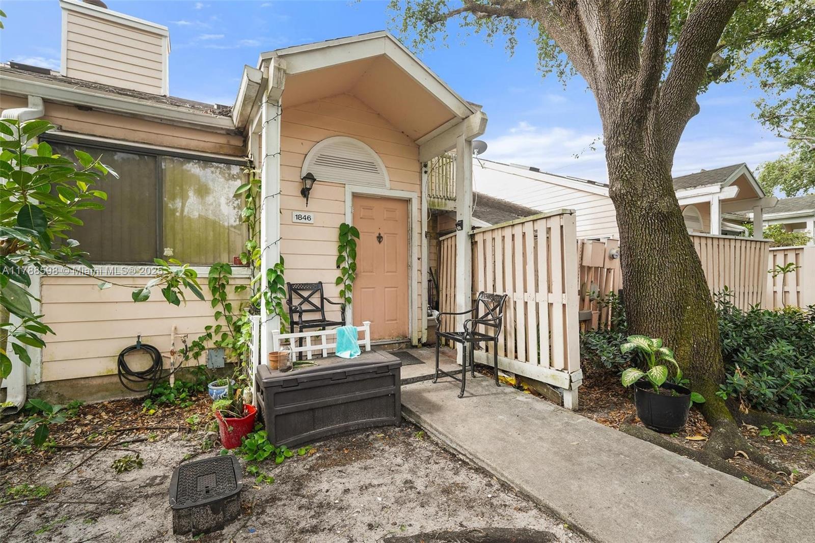 1846 Racquet Ct