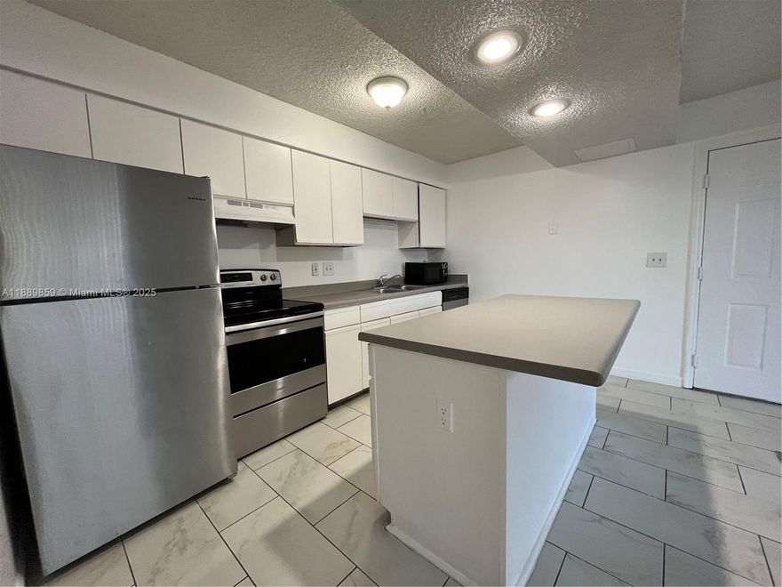 Lovely first-floor condo in the desirable Windward Lakes community. This unit features laminate flooring throughout, updated stainless steel appliances, a screened-in patio with storage, and a spacious walk-in closet in the bedroom. Washer/dryer conveniently located inside the unit.
Perfectly situated near shopping, dining, and just minutes from I-95. Vacant, clean, and move-in ready!
1 Bedroom, 1 Bath – First Floor Unit, Laminate Floors Throughout, Updated Stainless Steel Appliances
Rental Terms:
Water & Sewer Included, One small pet allowed (max 30 lbs) – $250 non-refundable fee applies, Association approval required (approx. 3–4 weeks), 600+ credit score required for all applicants, Move-in: First, last, and one month security deposit. Vacant and ready!