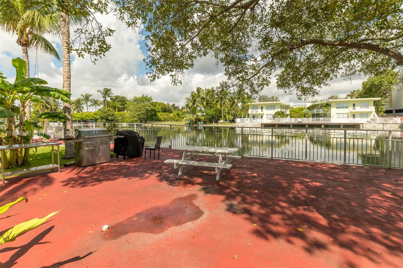 MARSEILLES DECO CONDO - Residential Lease