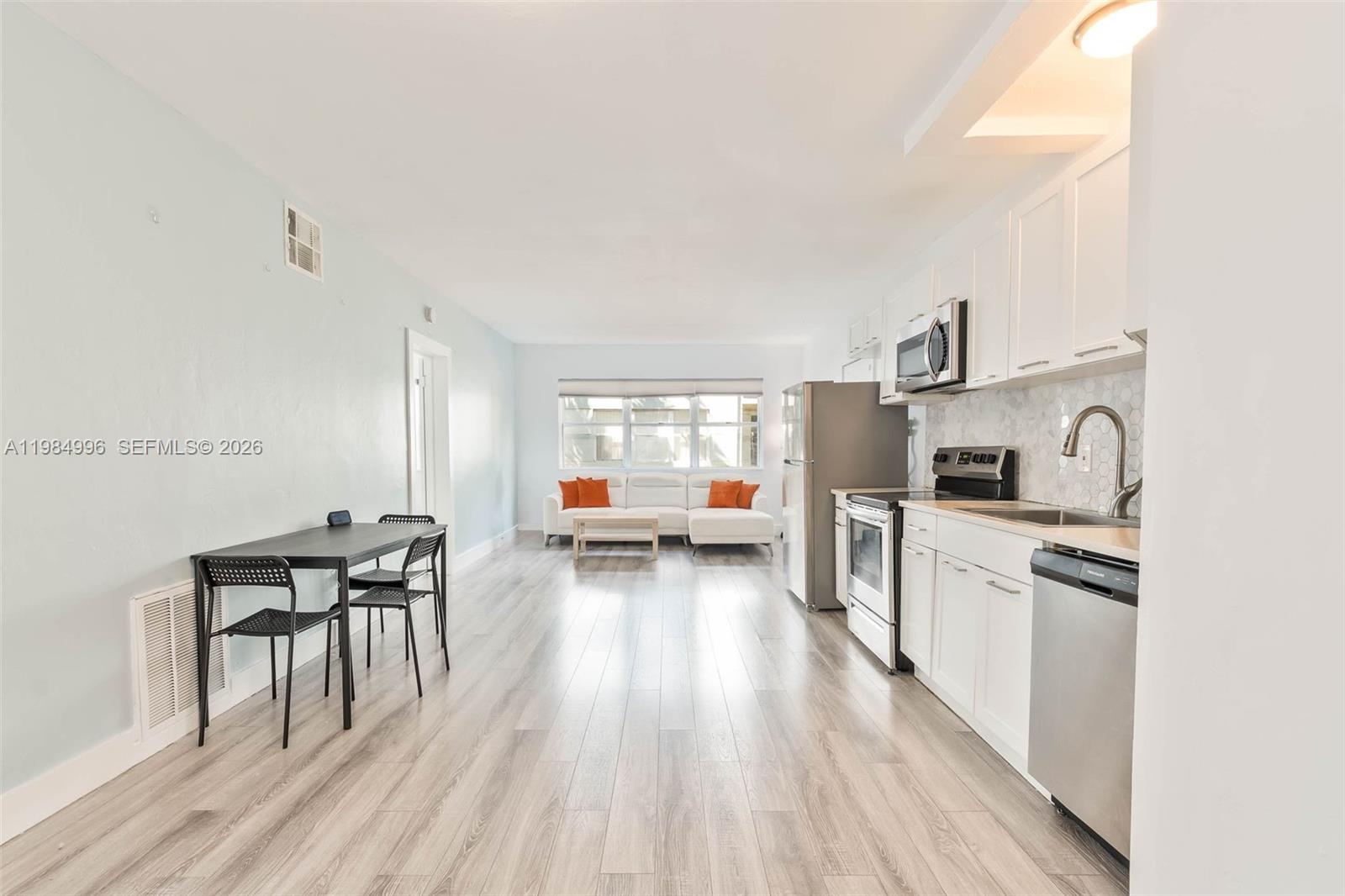 MARSEILLES DECO CONDO - Residential Lease