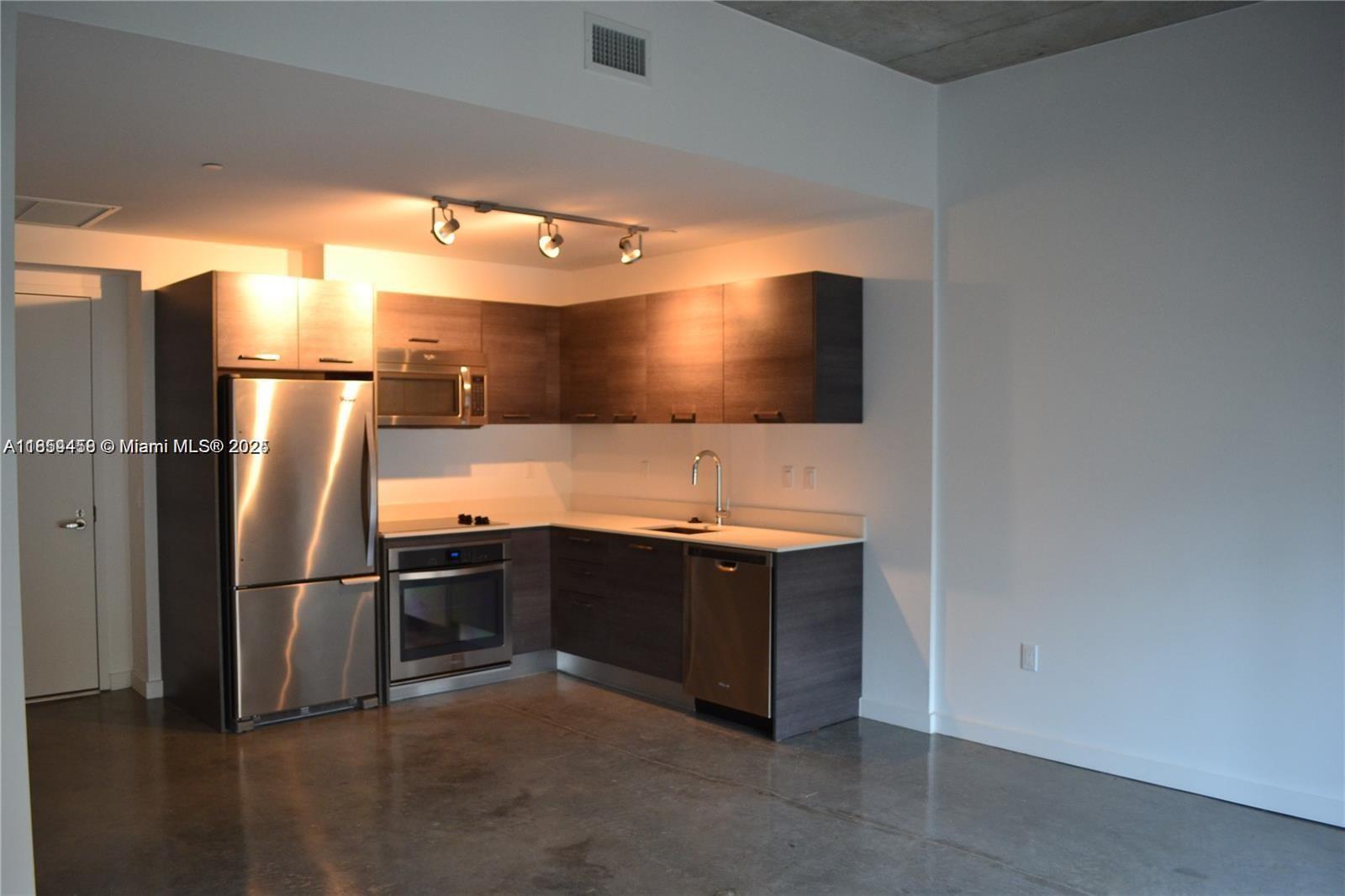 151 SE 1st St 1207