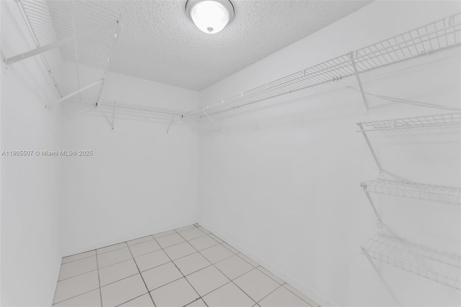 BANYAN TREE FIVE CONDO - Residential Lease