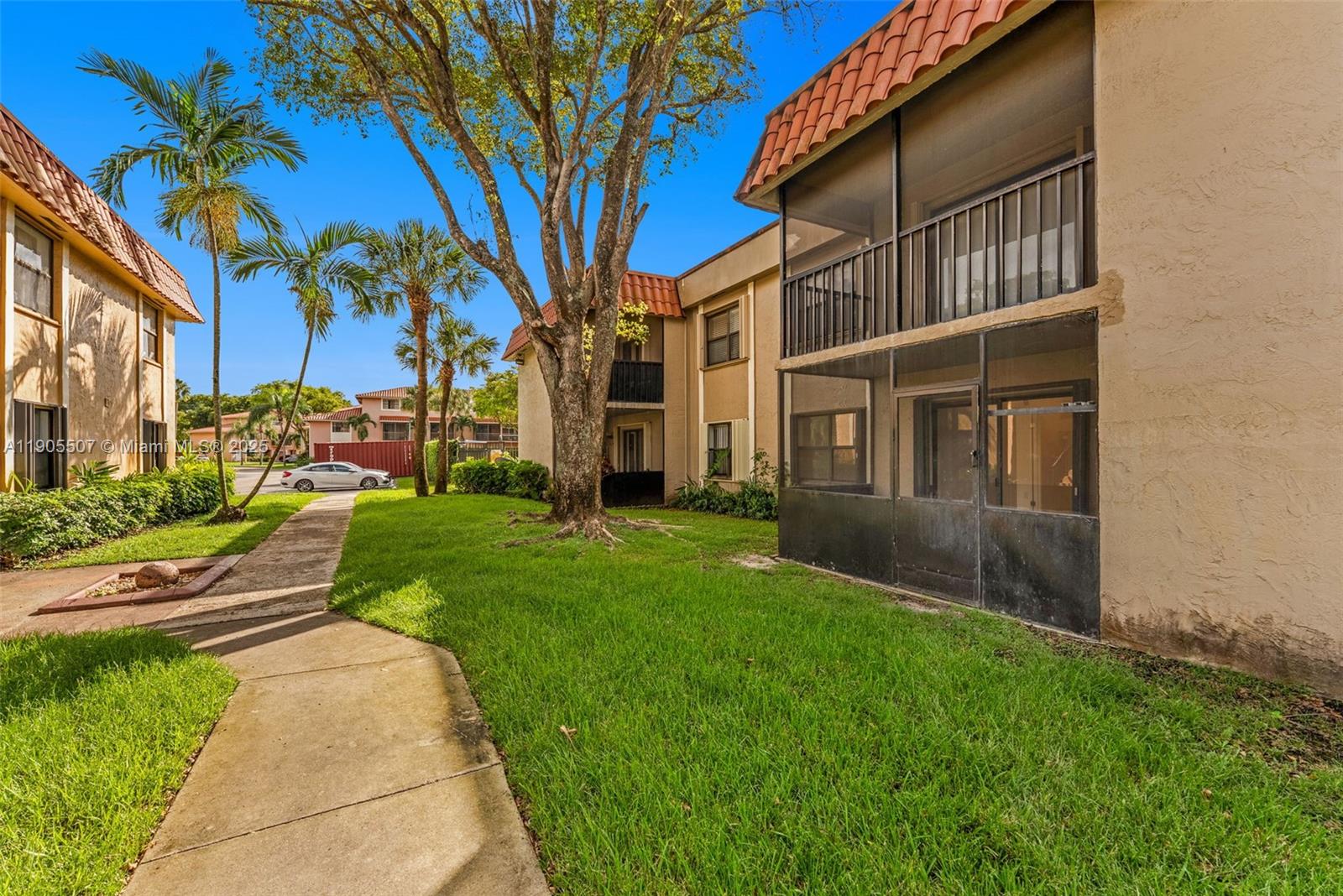 BANYAN TREE FIVE CONDO - Residential Lease