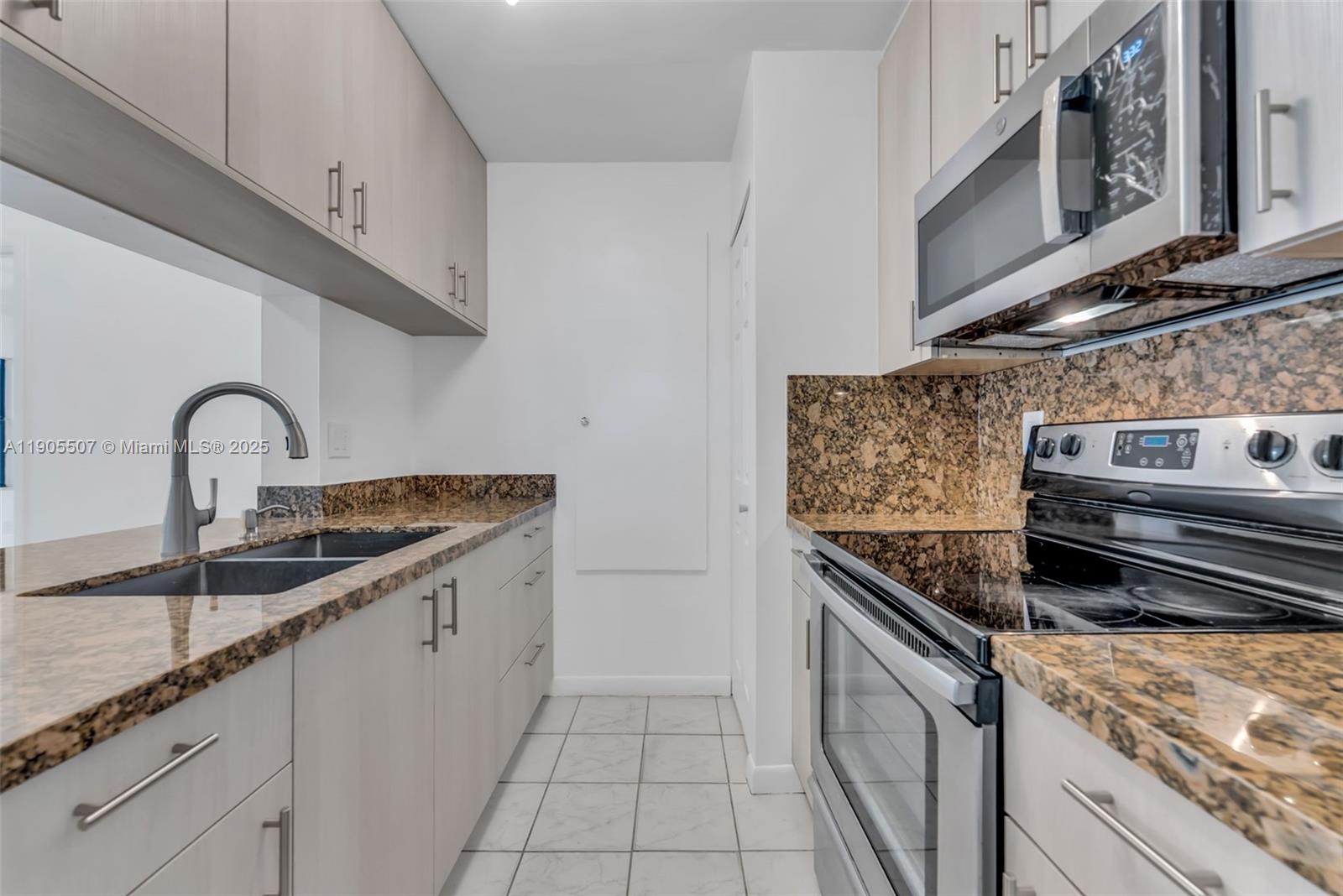 BANYAN TREE FIVE CONDO - Residential Lease