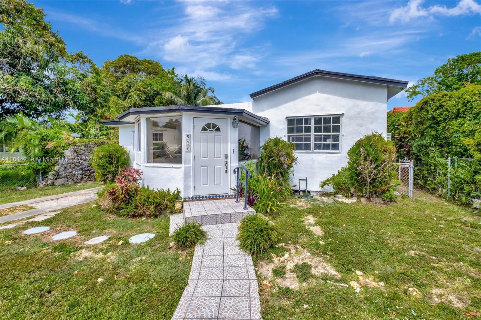 920 Sw 8th Ct, Miami, Broward County, Florida - 6 Bedrooms  
2 Bathrooms - 