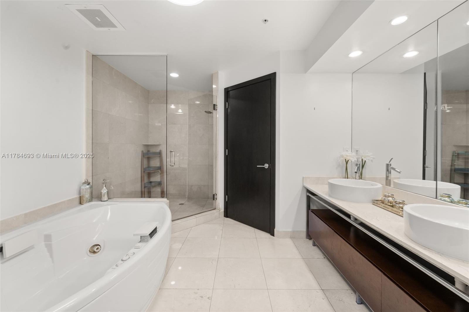 SAYAN CONDO - Residential