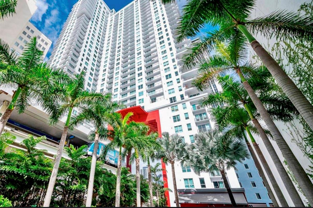 Experience elevated urban living in this stunning 1-bedroom modern loft located in the heart of Downtown Miami. Soaring ceilings, huge windows, and an open-concept layout create a light-filled space with breathtaking city views. The sleek kitchen features high-end stainless steel appliances, quartz countertops, and contemporary cabinetry—complemented by modern concrete floors. Residents enjoy access to a full suite of luxury amenities including a rooftop pool and sundeck, state-of-the-art fitness center, 24-hour concierge, and a resident lounge. Steps from Brickell, Bayfront Park, world-class dining, shopping, and the Miami waterfront. Live where culture, convenience, and contemporary design come together—welcome to your Downtown Miami loft lifestyle.
