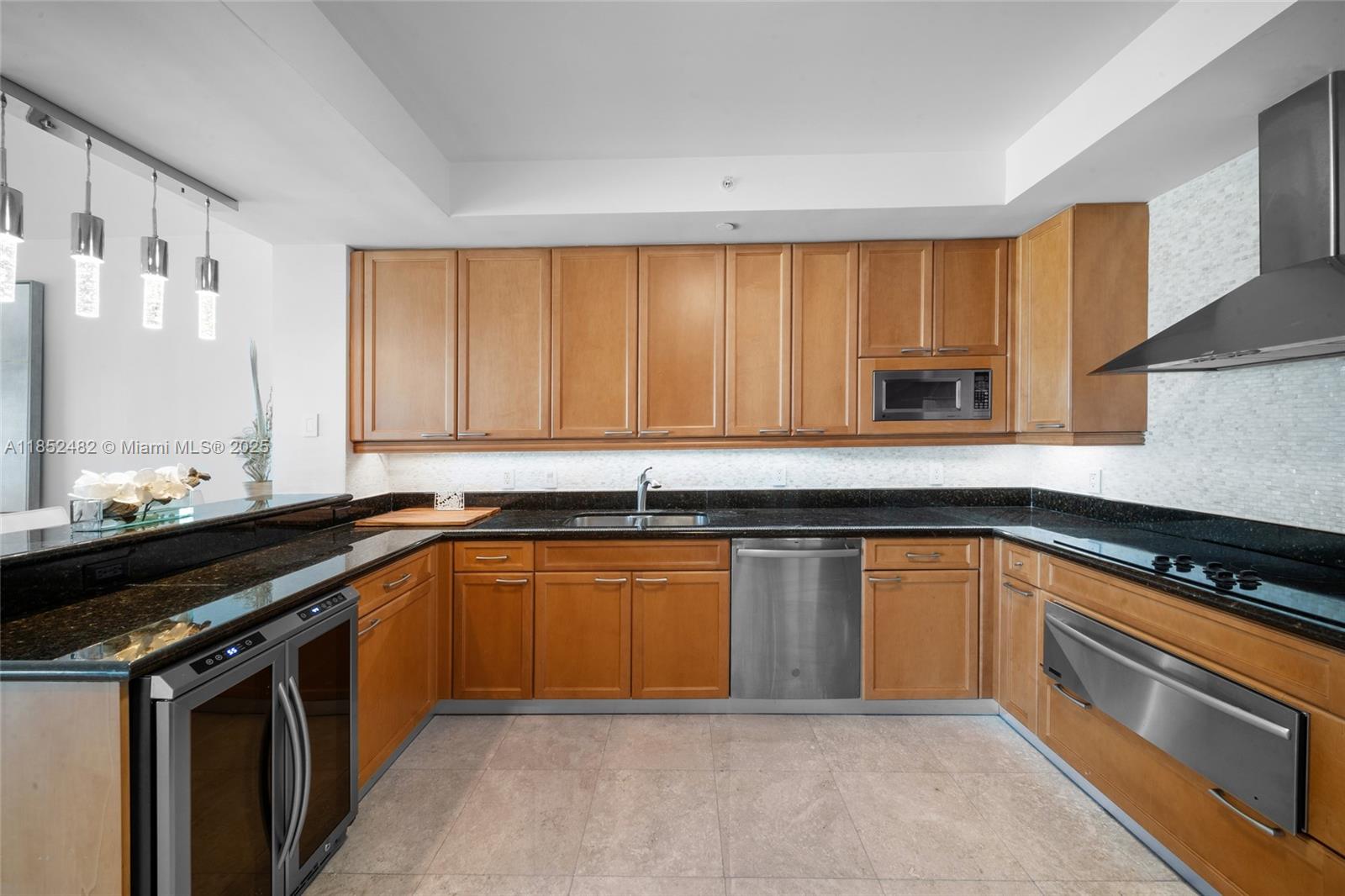 HAMPTONS SOUTH CONDO - Residential Lease