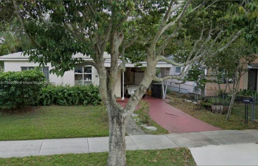 Investment opportunity ! own a single family home near downtown west palm beach! Hot location, please see broker remarks!