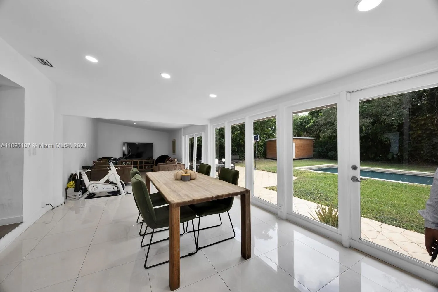 Miami, Florida 33143, United States, 4 Bedrooms Bedrooms, ,3 BathroomsBathrooms,Residential,Active,32418