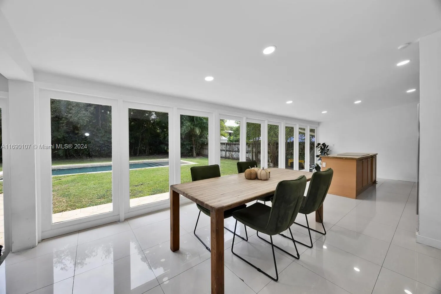 Miami, Florida 33143, United States, 4 Bedrooms Bedrooms, ,3 BathroomsBathrooms,Residential,Active,32418