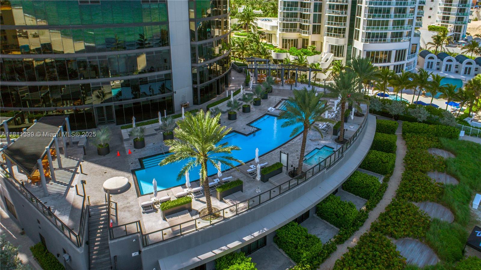 18555 COLLINS AVENUE COND - Residential