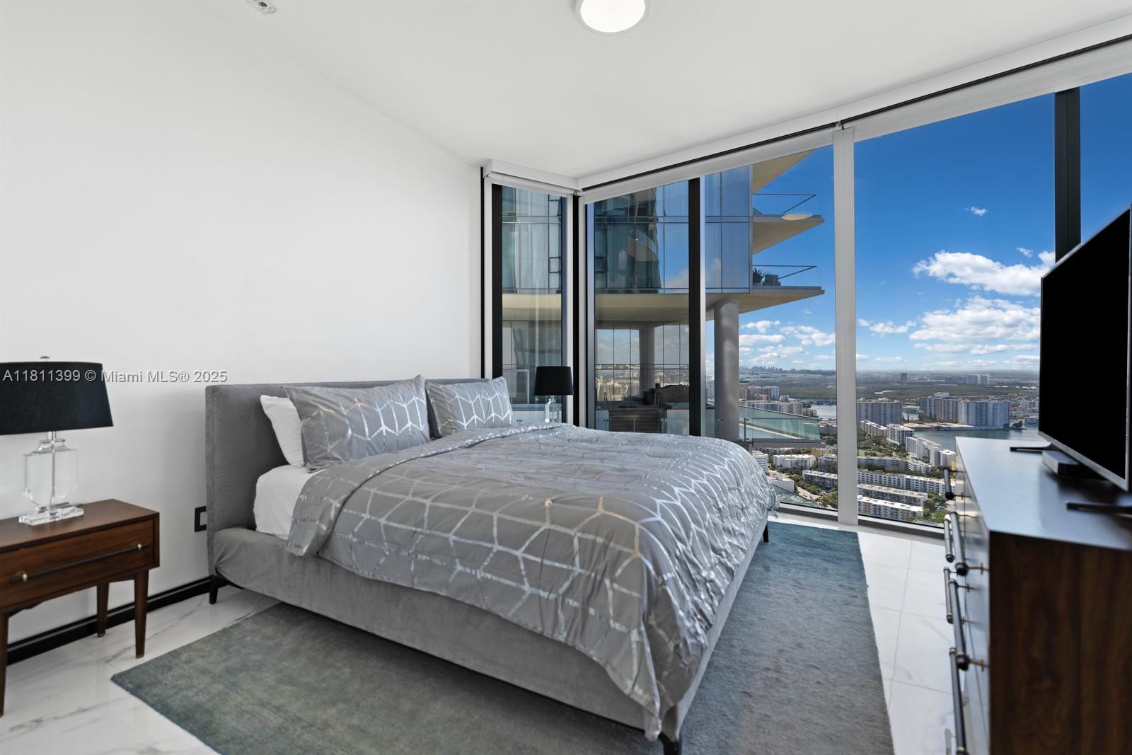 18555 COLLINS AVENUE COND - Residential