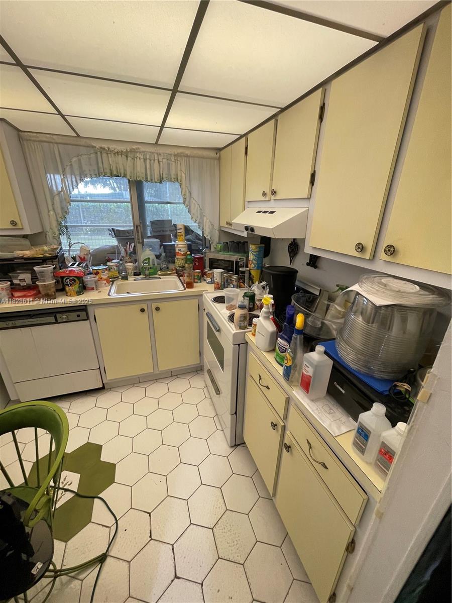 LIME BAY CONDOMINIUM 2 - Residential