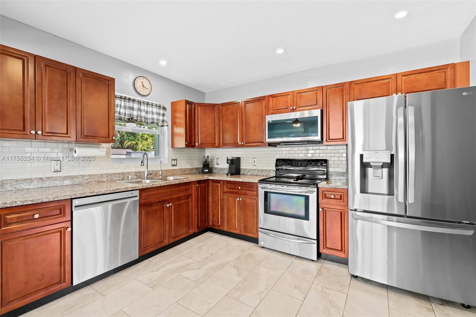 621 Nw 37th St, Oakland Park, Miami-Dade County, Florida - 3 Bedrooms  
2 Bathrooms - 