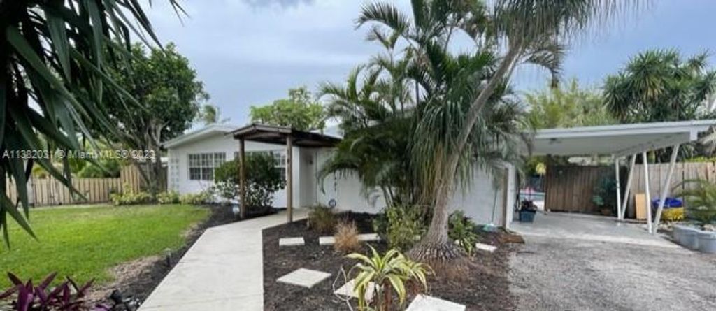 Photo of 141 SE 25th Ave, Boynton Beach, FL 33435 (MLS # A11382031)