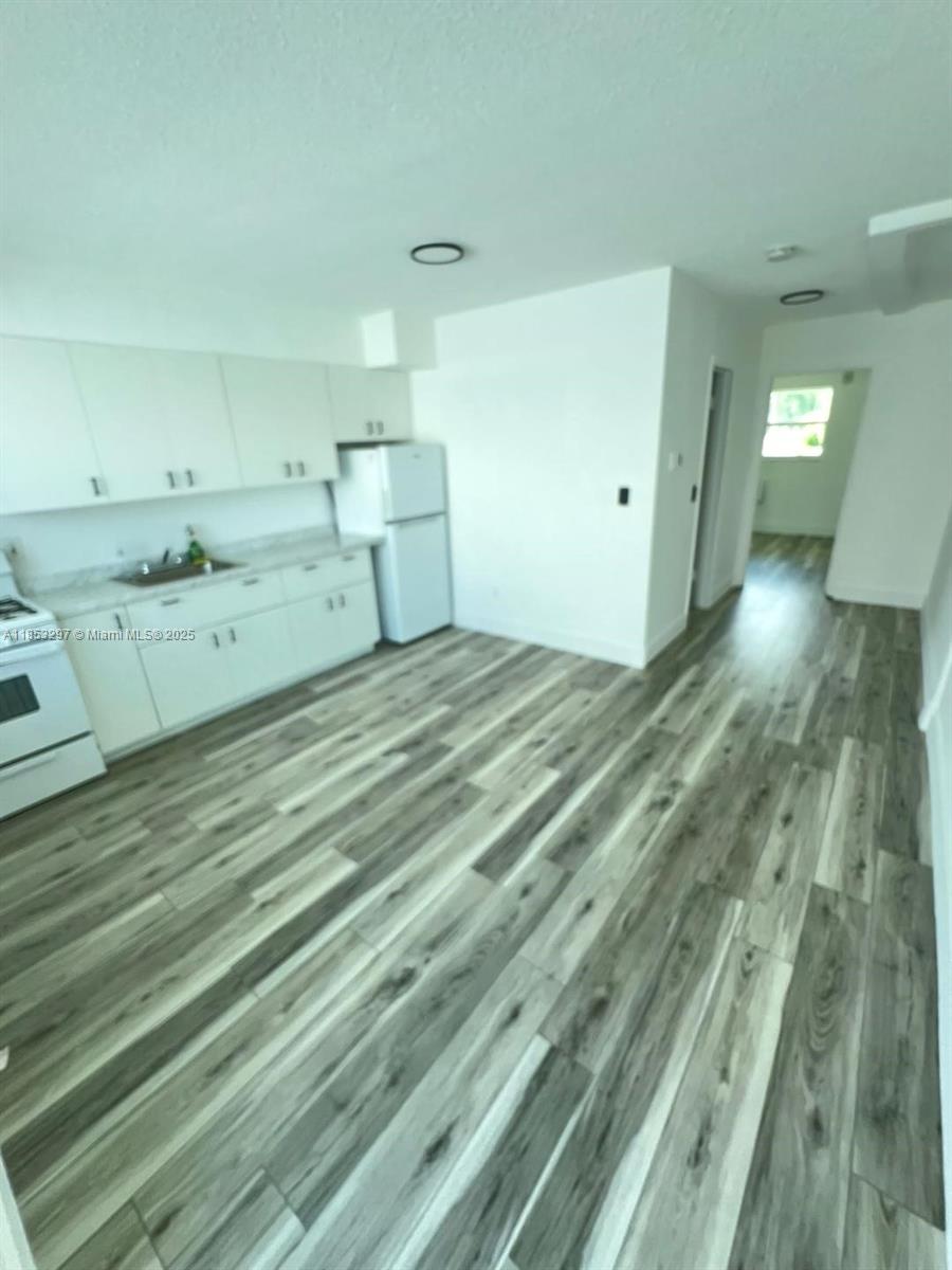 1/1 third floor with terrace and available covered parking under bldg. Gated. Unit has a view looking toward south of 5th street. Unit rent is $2,000 covered parking available for just $75 per month. Unit has newer kitchen and bath .