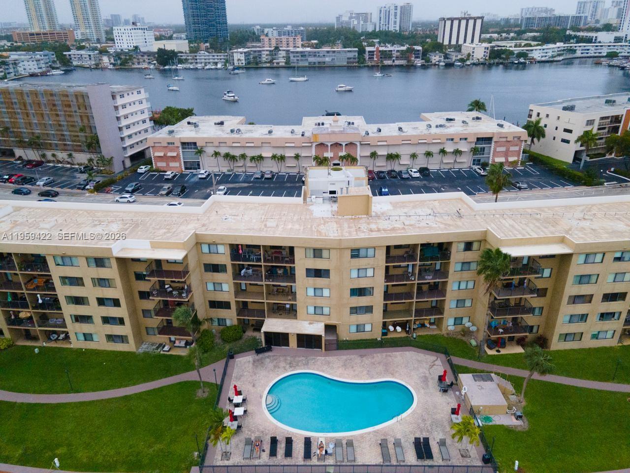 YACHT CLUB CONDO (THE) - Residential