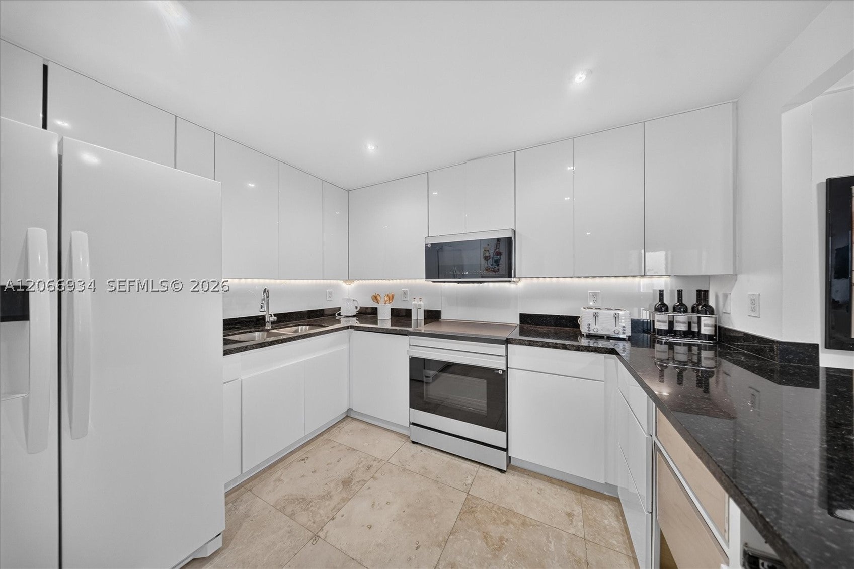 2301 Collins Ave 908
