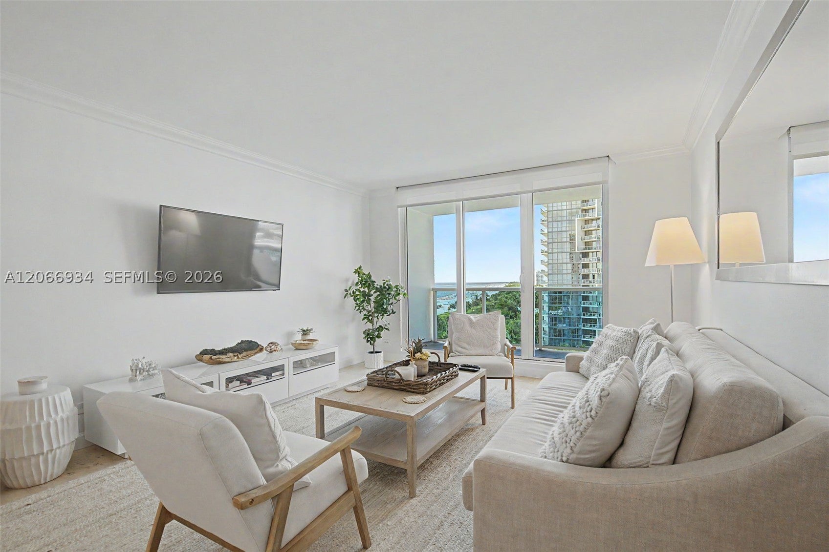 2301 Collins Ave 908