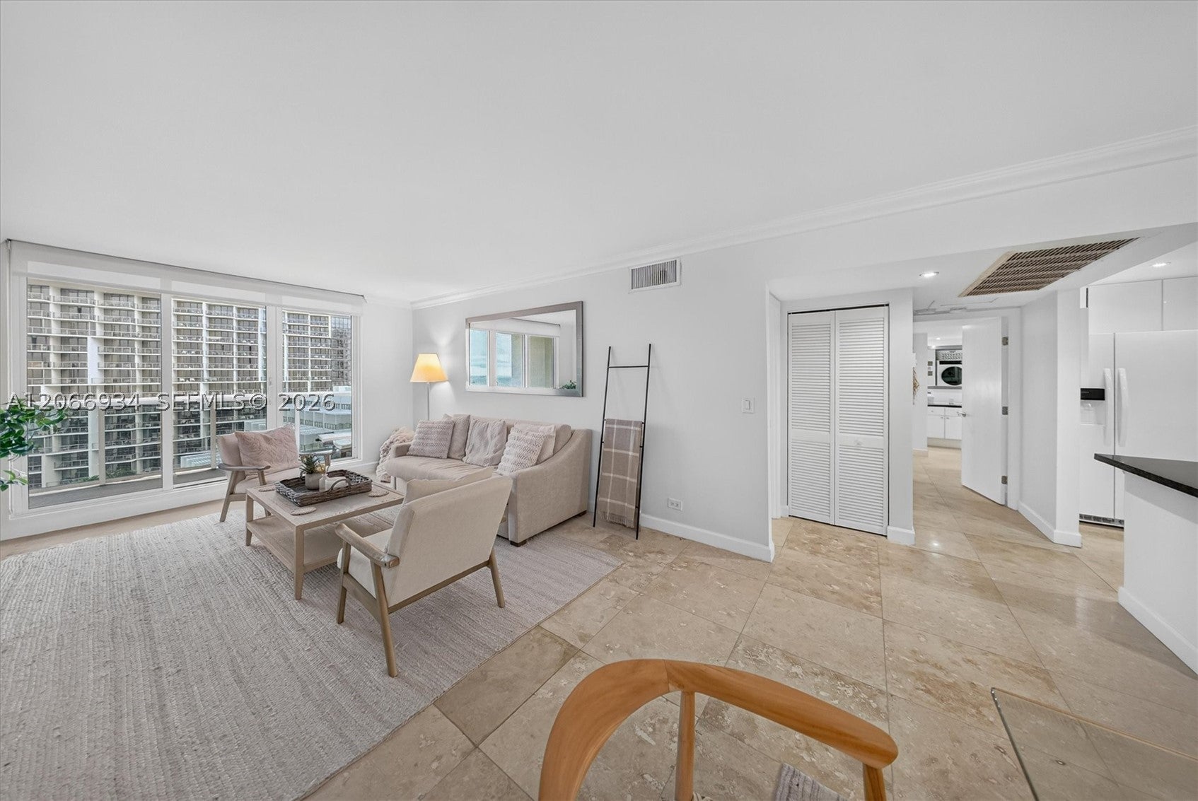 2301 Collins Ave 908