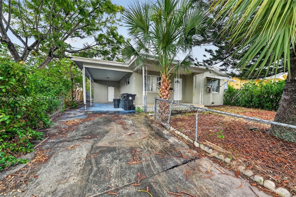 Photo of 914 N K St, Lake Worth, FL 33460 (MLS # A12046120)