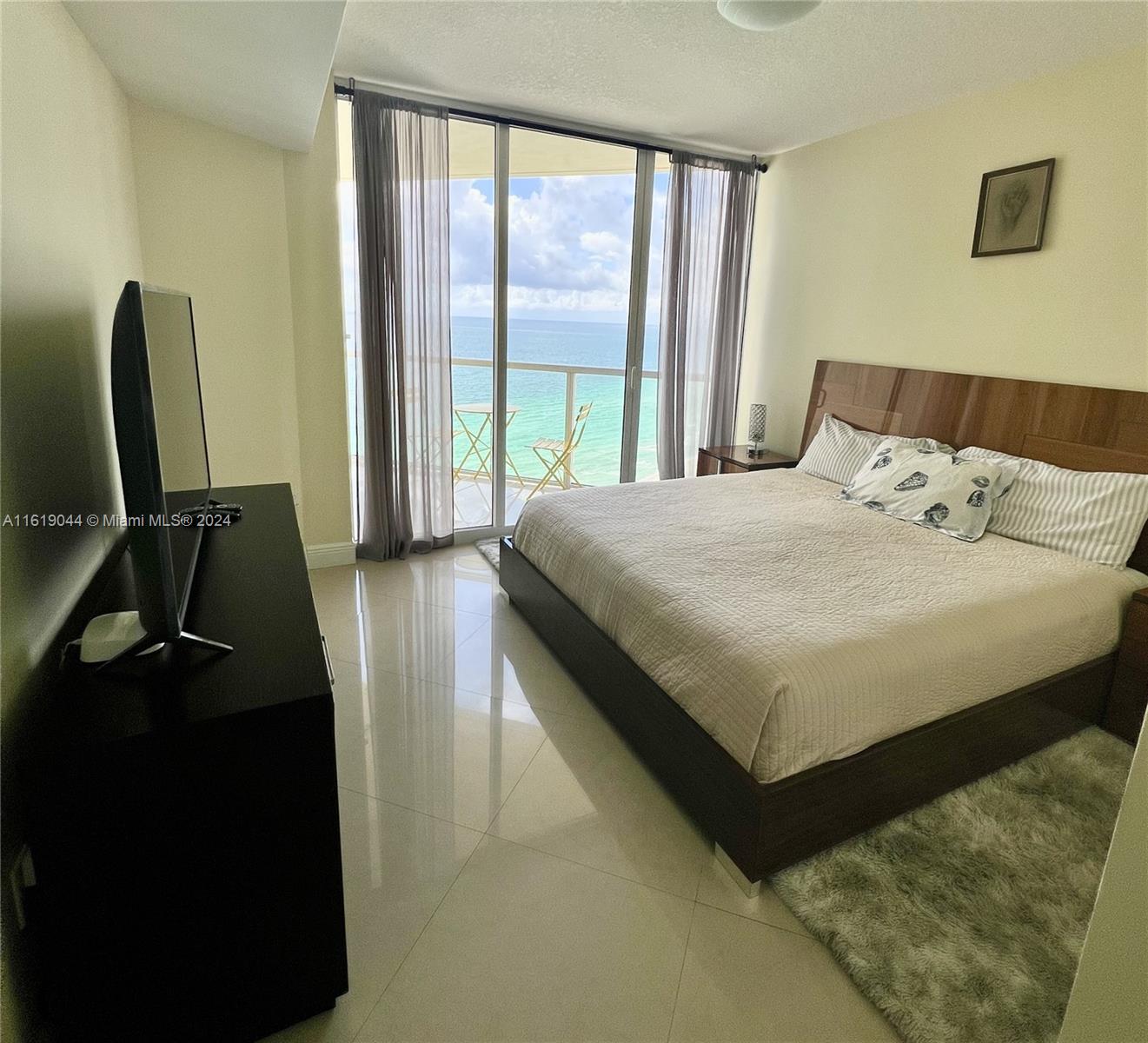 LA PERLA CONDO - Residential Lease