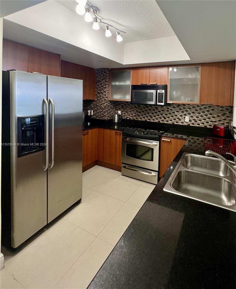 LA PERLA CONDO - Residential Lease