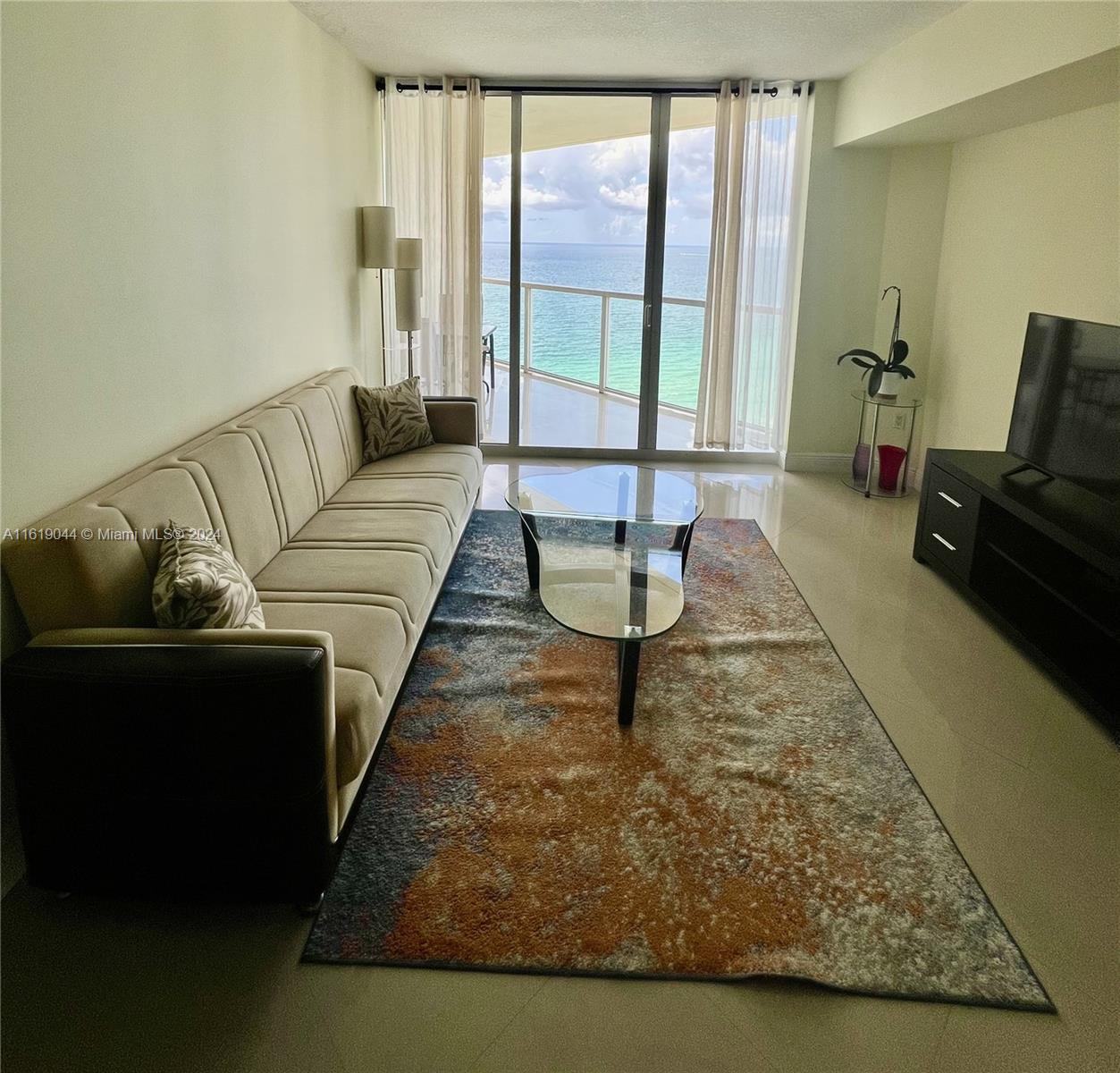 LA PERLA CONDO - Residential Lease