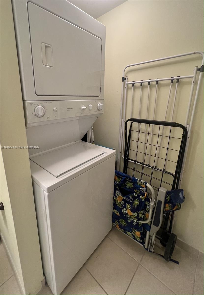 LA PERLA CONDO - Residential Lease