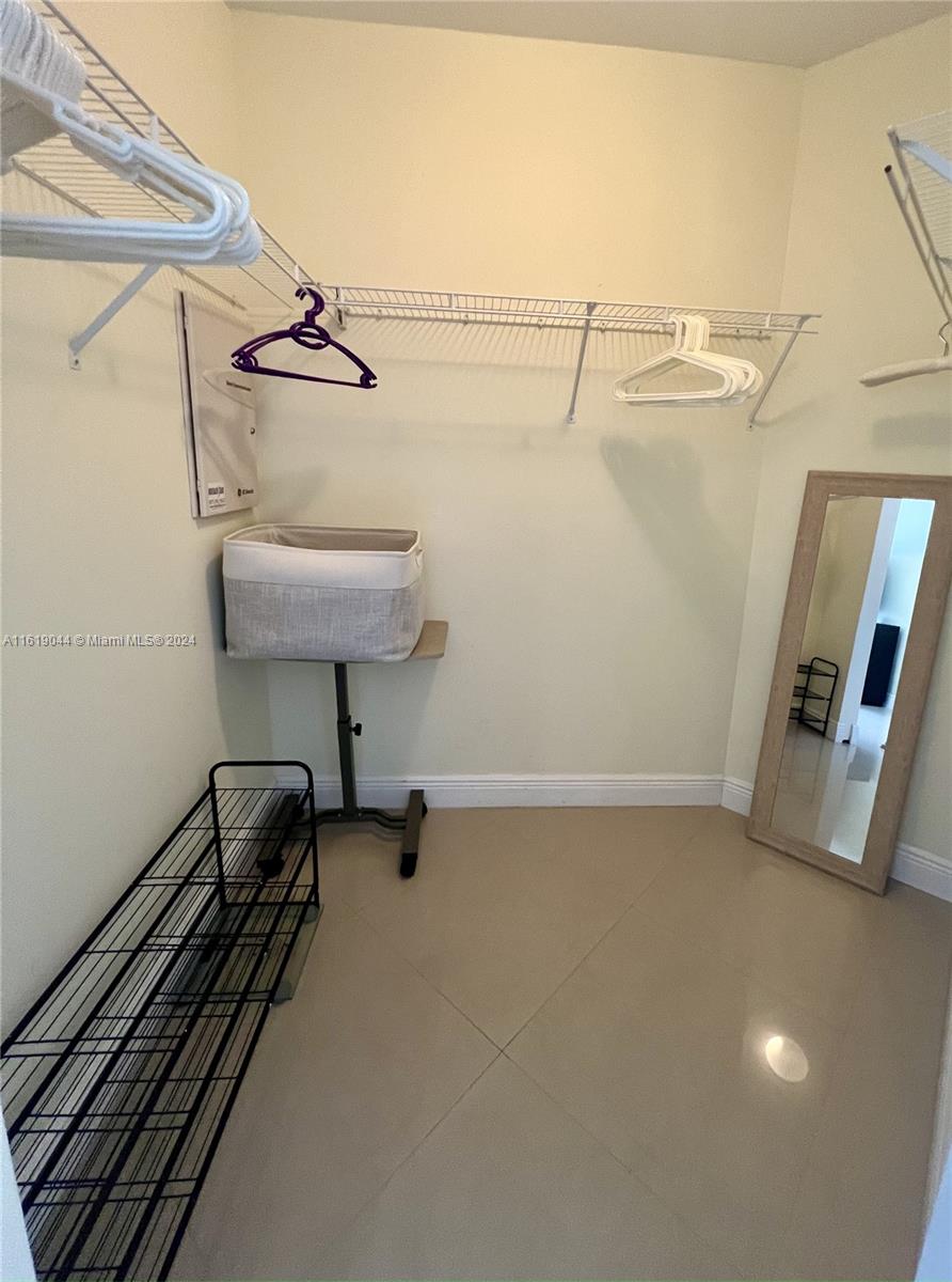 LA PERLA CONDO - Residential Lease