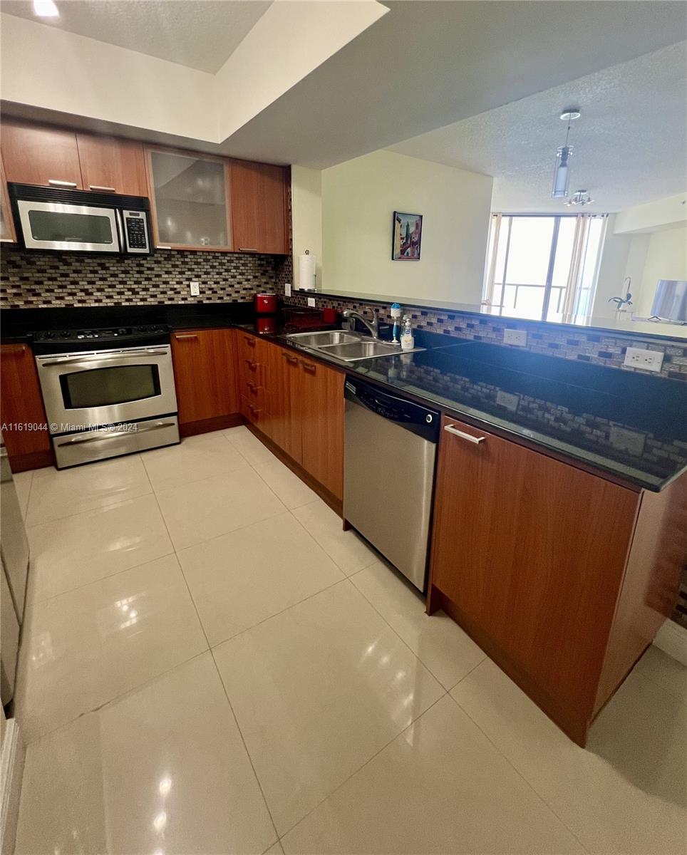 LA PERLA CONDO - Residential Lease