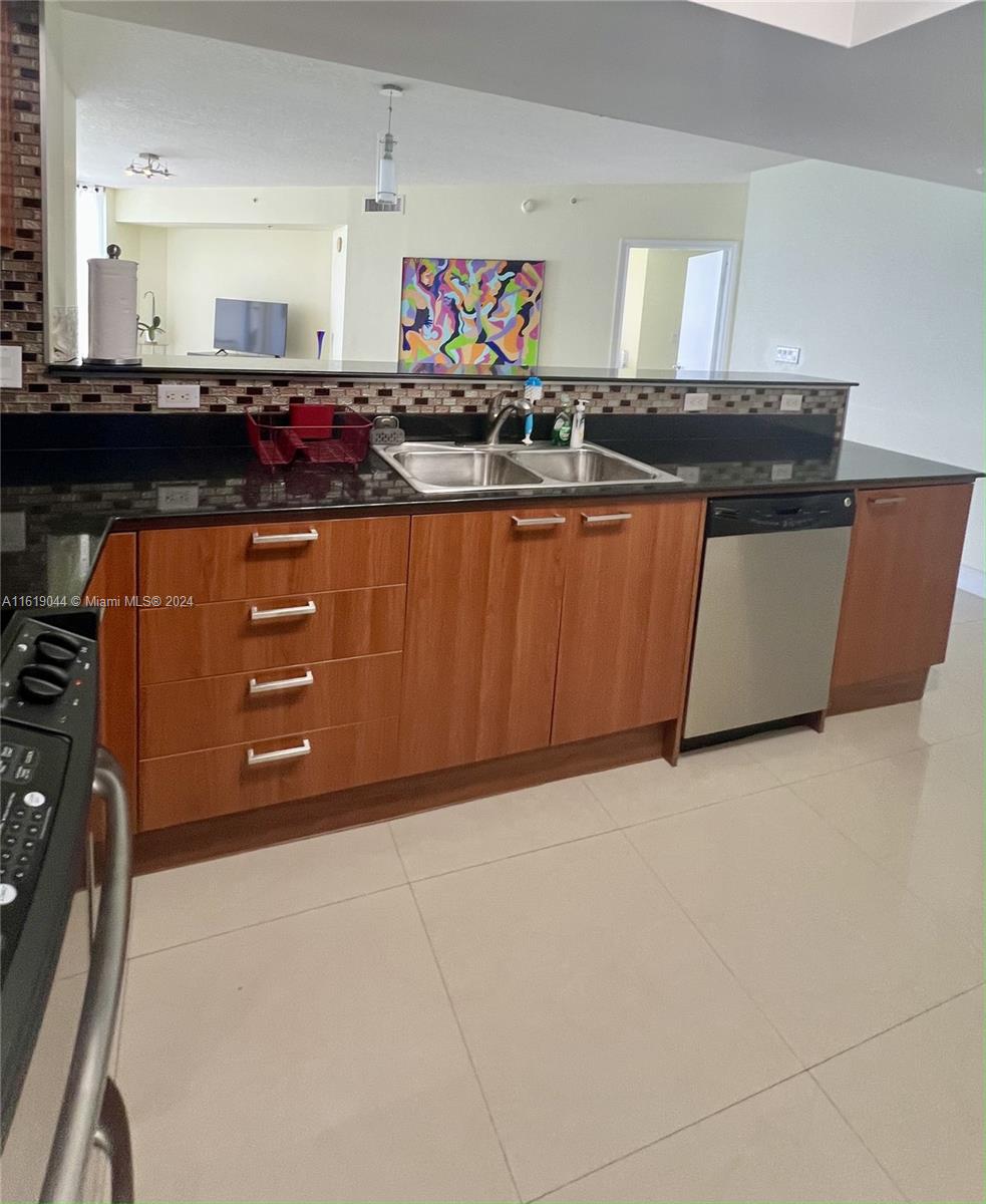 LA PERLA CONDO - Residential Lease