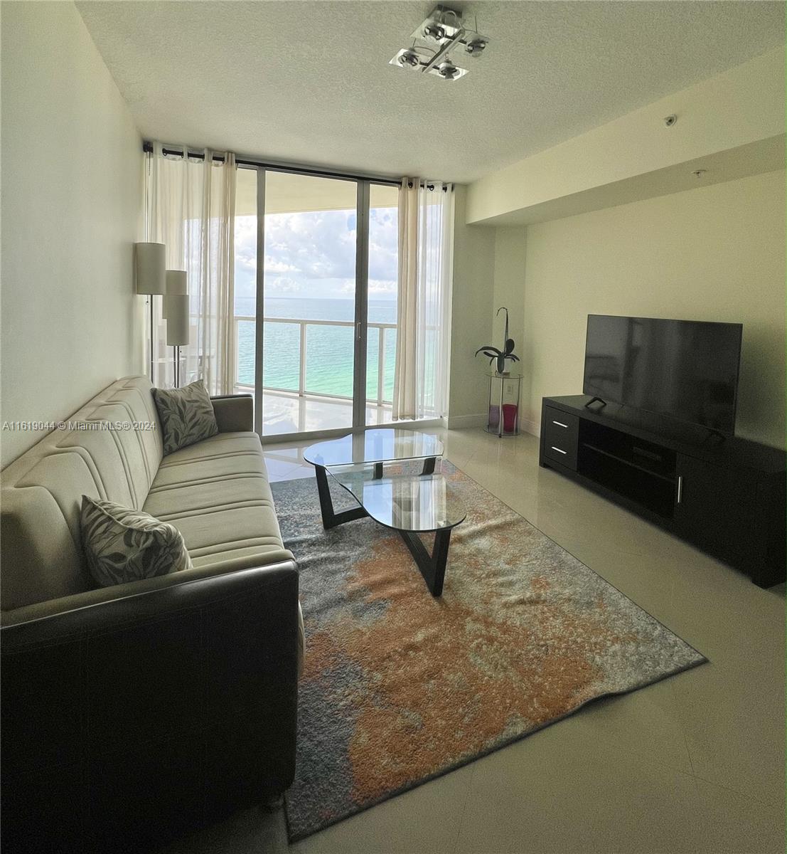 LA PERLA CONDO - Residential Lease