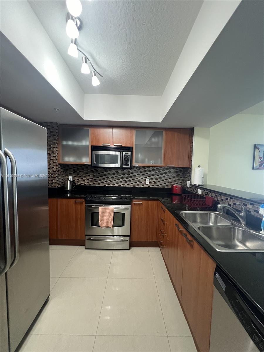 LA PERLA CONDO - Residential Lease