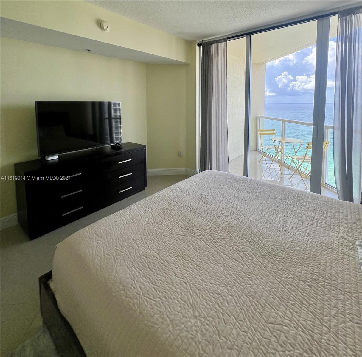 LA PERLA CONDO - Residential Lease