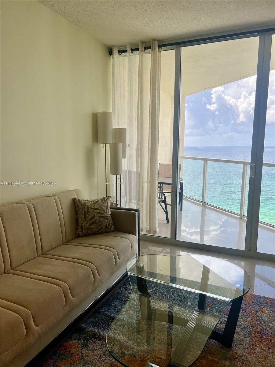 LA PERLA CONDO - Residential Lease