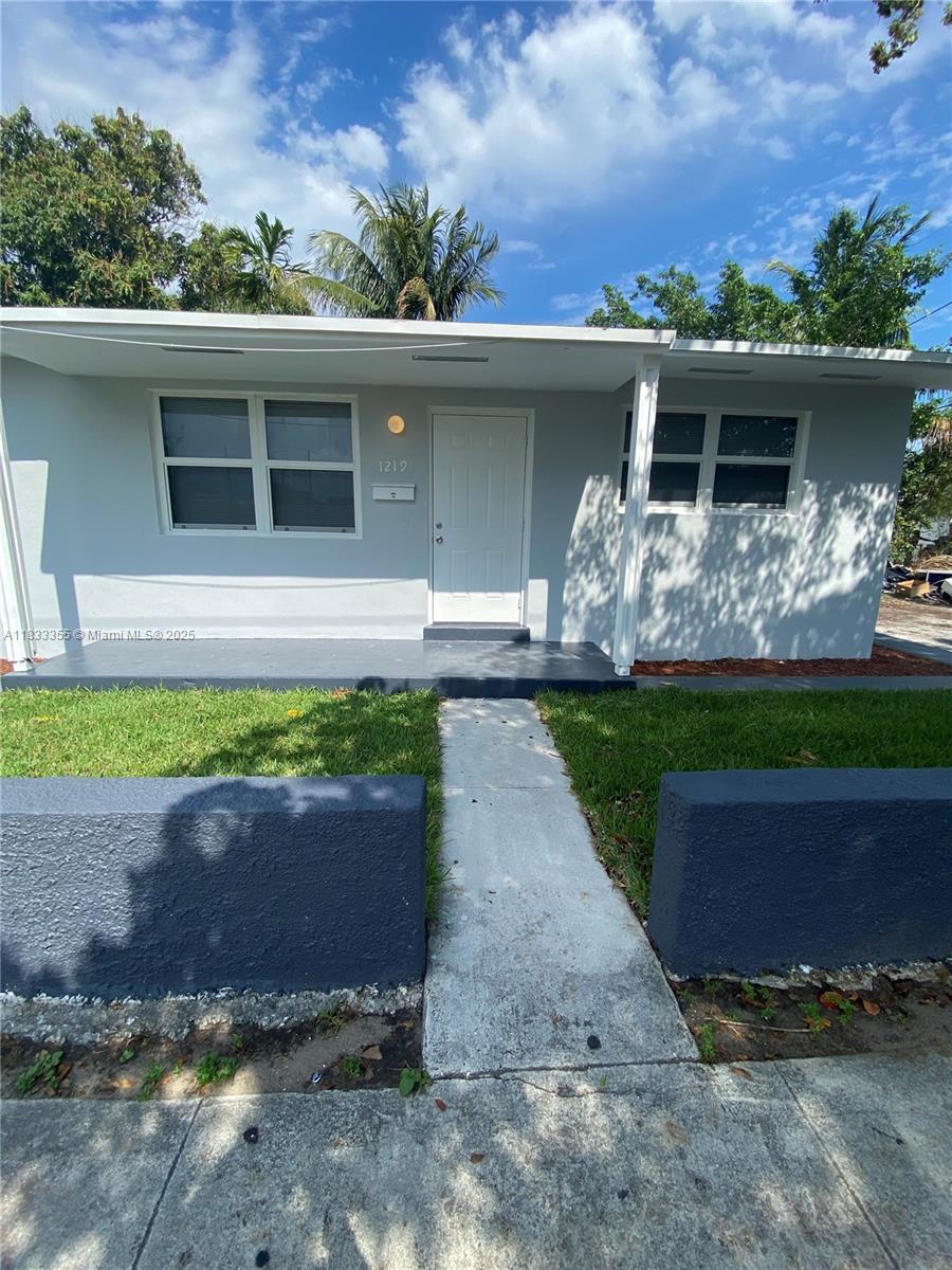 Easy approval! Only 2 months to move in plus pets deposit if you have a pet. Deposit if refundable.
New Appliances, new roof, plenty space for parking, laundry room, impact windows, new floor 9 only 1 year)
Great opportunity. only one week for approval.
Please send text message to listing agent.